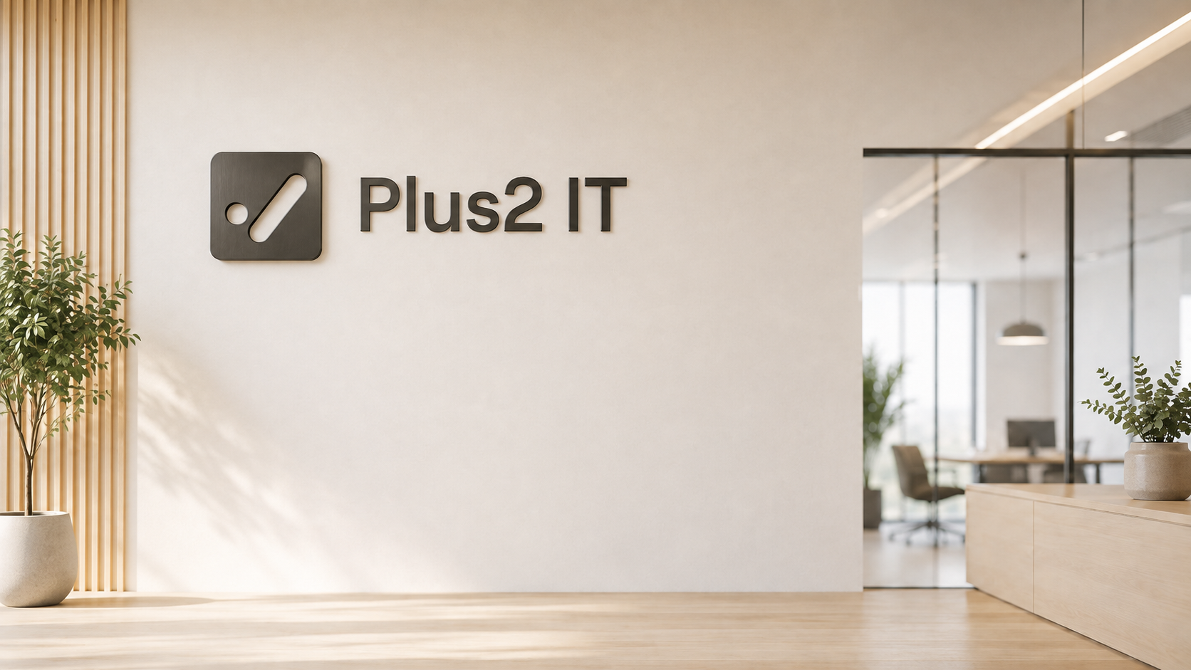 Helle Plus2-IT-Arbeitsumgebung mit Holz, Pflanzen und Glasflächen